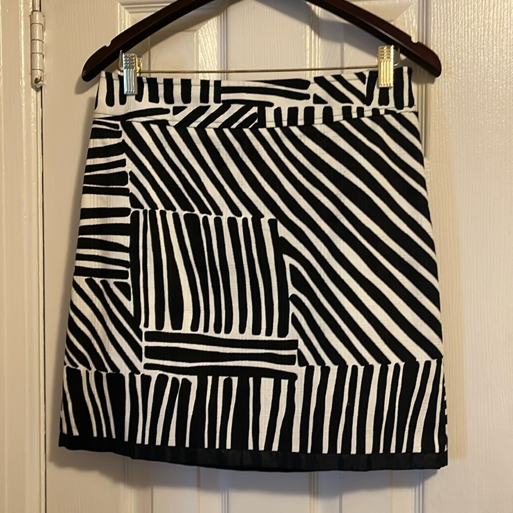 Ann Taylor mini skirt, back & white print. Size 4P